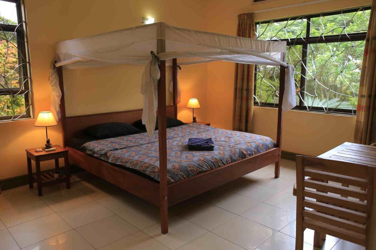 Bluemonkey Guesthouse Entebbe Exteriör bild