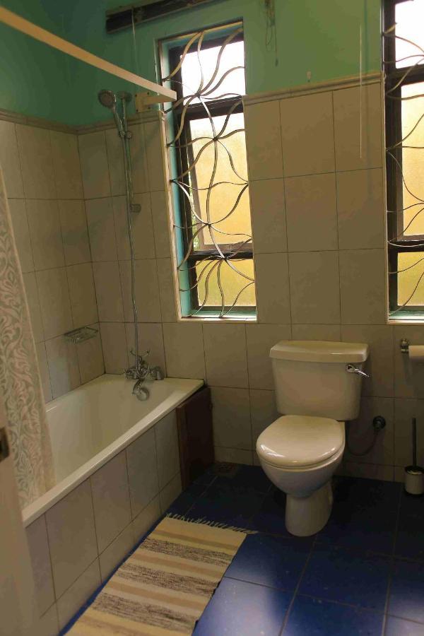 Bluemonkey Guesthouse Entebbe Exteriör bild