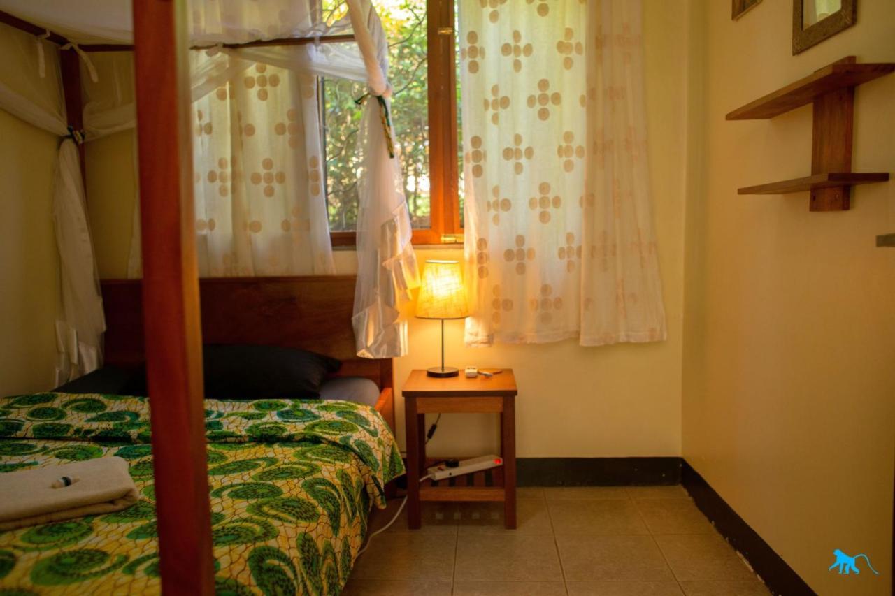 Bluemonkey Guesthouse Entebbe Exteriör bild