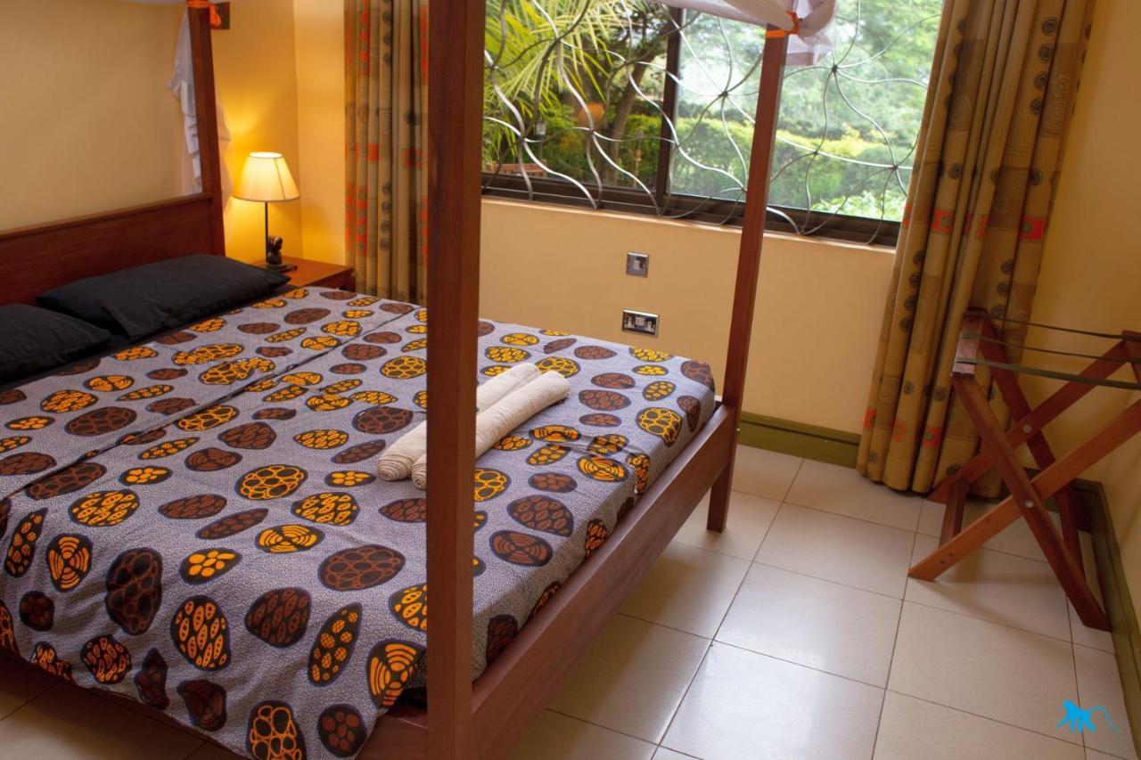 Bluemonkey Guesthouse Entebbe Exteriör bild