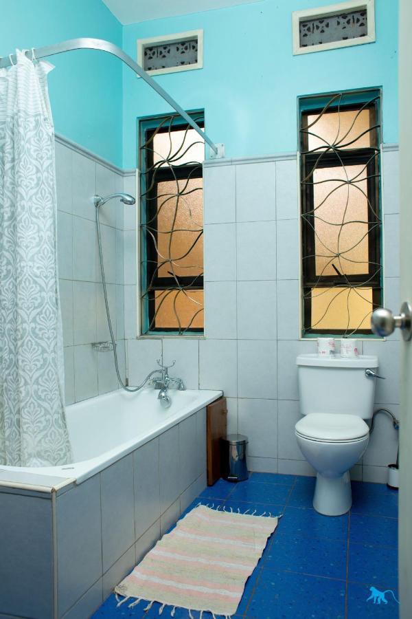 Bluemonkey Guesthouse Entebbe Exteriör bild