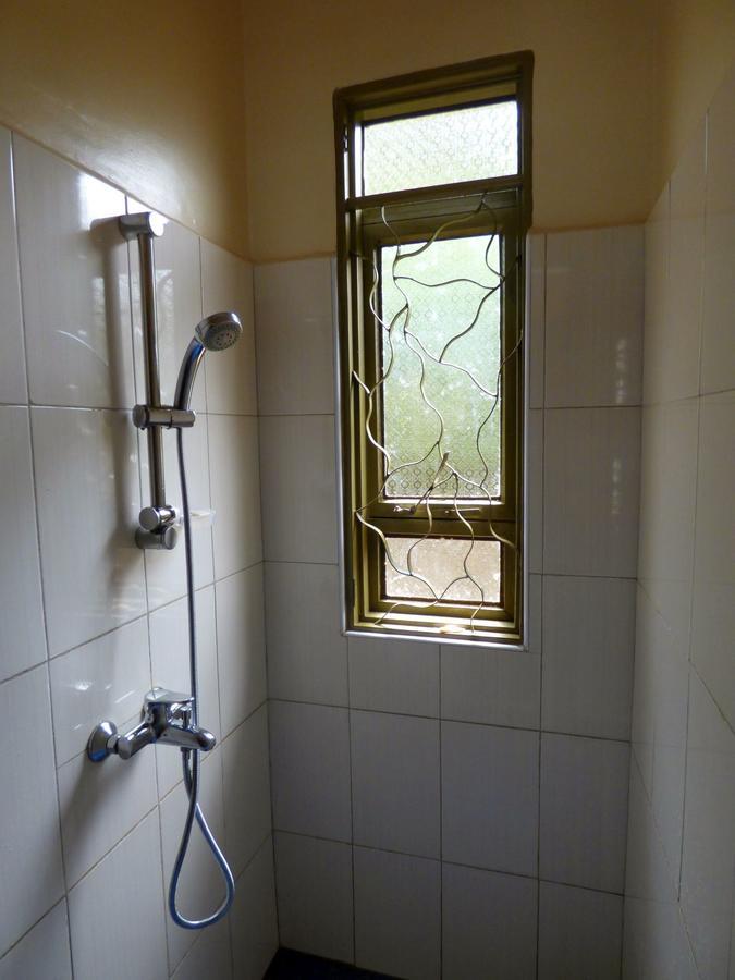 Bluemonkey Guesthouse Entebbe Exteriör bild