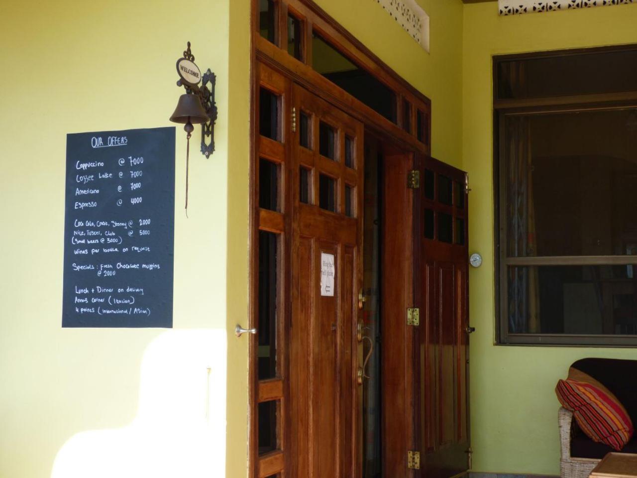 Bluemonkey Guesthouse Entebbe Exteriör bild