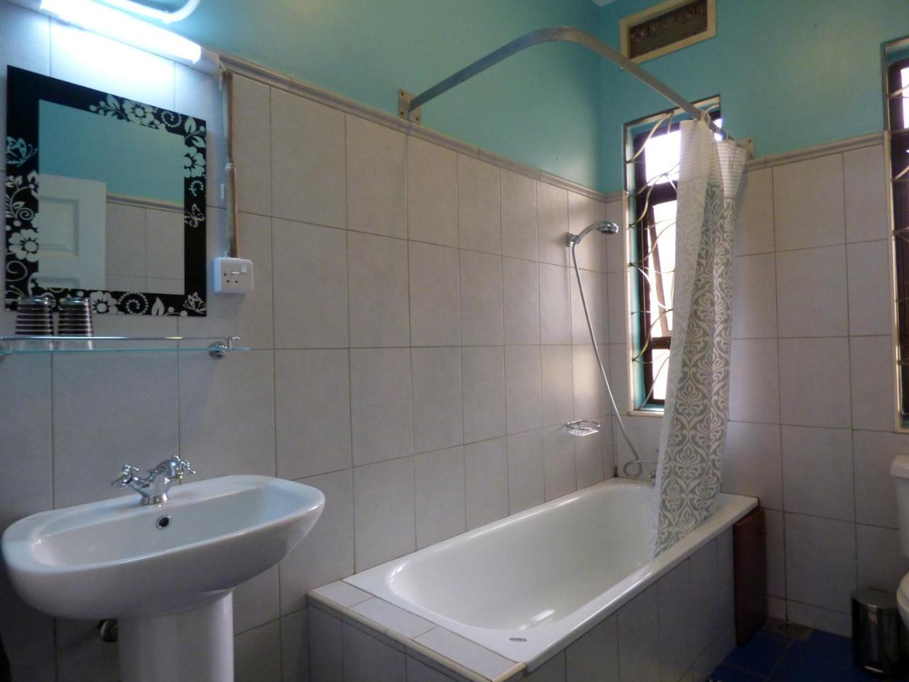 Bluemonkey Guesthouse Entebbe Exteriör bild